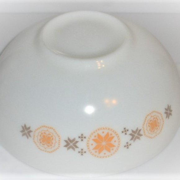 Pyrex MIXING BOWL Milk 4 QT Glass Bowl Serving Bowl Pyrex Ovenware # 444 U.S.A - Picture 1 of 8